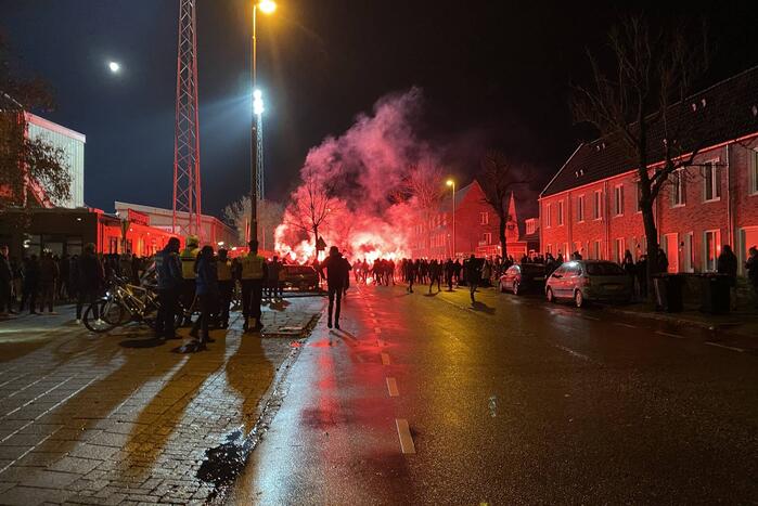 Honderden Cambuur-supporters dringen stadion binnen