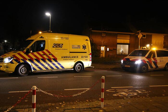Personenauto en snorfietser met elkaar in botsing