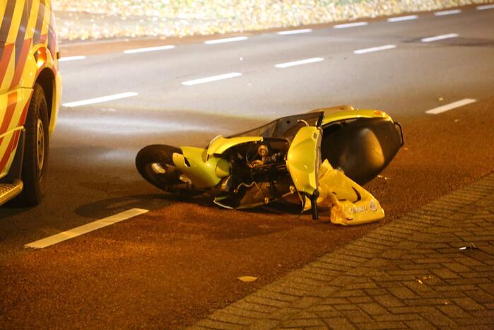 Personenauto en snorfietser met elkaar in botsing