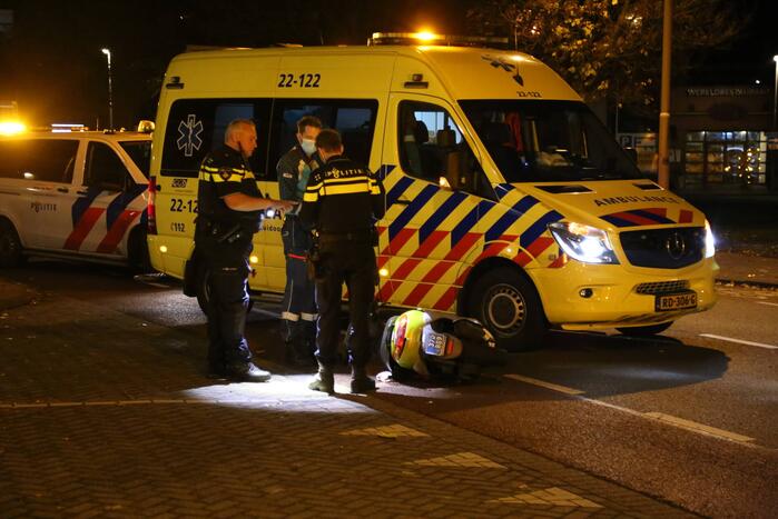 Personenauto en snorfietser met elkaar in botsing