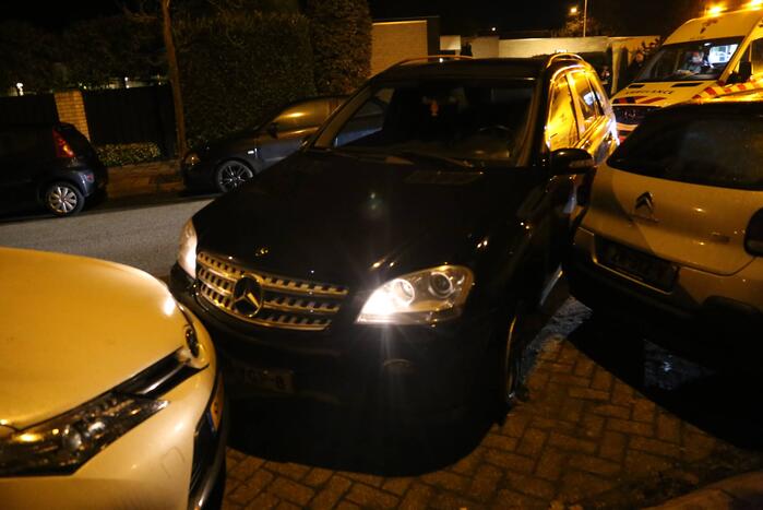 Automobilist krijgt lekke band en botst op geparkeerde auto's