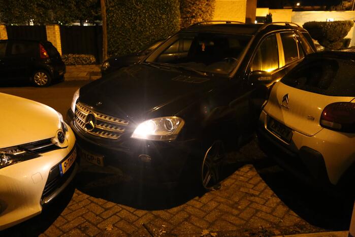 Automobilist krijgt lekke band en botst op geparkeerde auto's