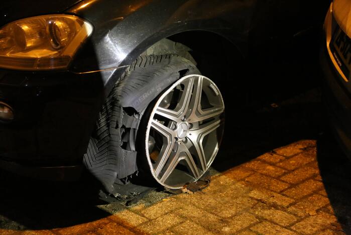 Automobilist krijgt lekke band en botst op geparkeerde auto's