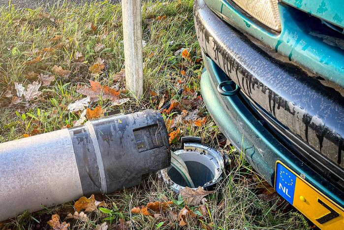 Automobilist rijdt lantaarnpaal uit de grond na botsing