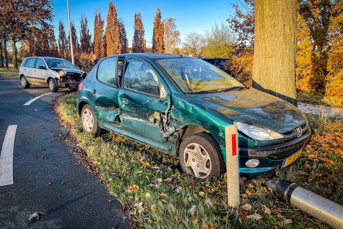 Automobilist rijdt lantaarnpaal uit de grond na botsing