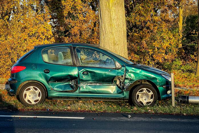 Automobilist rijdt lantaarnpaal uit de grond na botsing
