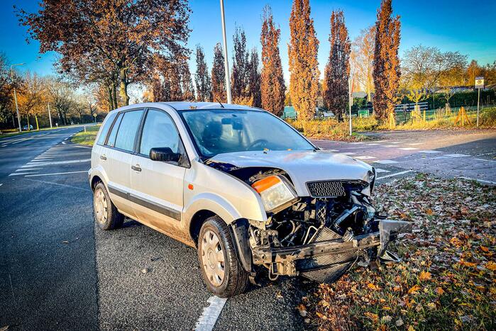 Automobilist rijdt lantaarnpaal uit de grond na botsing