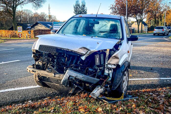 Automobilist rijdt lantaarnpaal uit de grond na botsing
