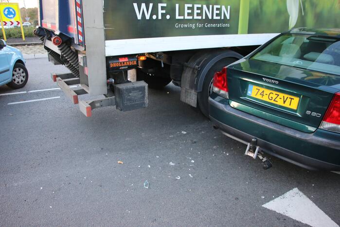 Vrachtwagen en auto botsen op rotonde