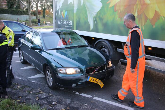 Vrachtwagen en auto botsen op rotonde