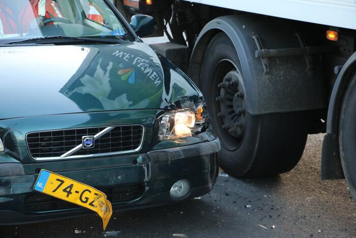 Vrachtwagen en auto botsen op rotonde