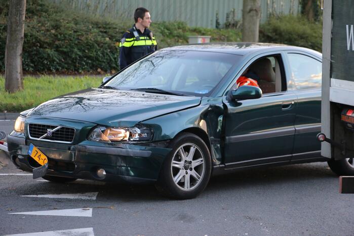 Vrachtwagen en auto botsen op rotonde
