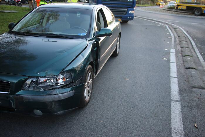 Vrachtwagen en auto botsen op rotonde