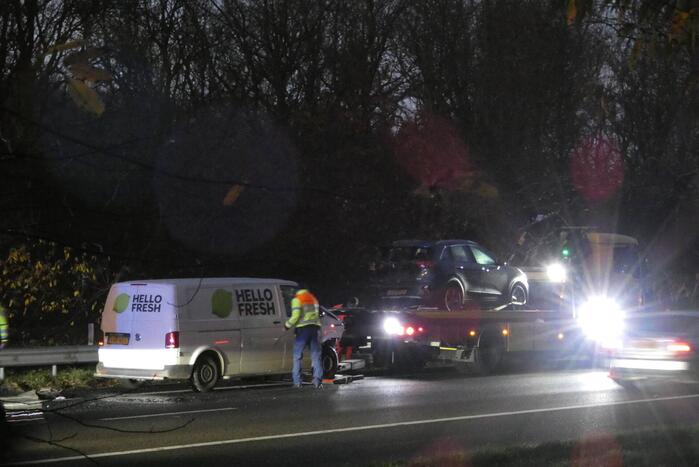 Snelweg bezaaid met brokstukken na botsing