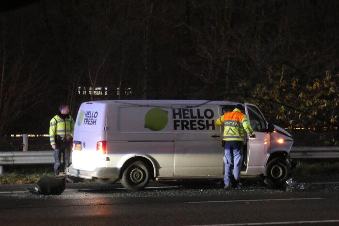 Snelweg bezaaid met brokstukken na botsing