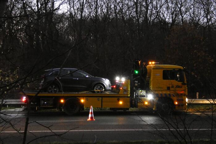 Snelweg bezaaid met brokstukken na botsing