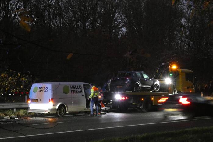 Snelweg bezaaid met brokstukken na botsing