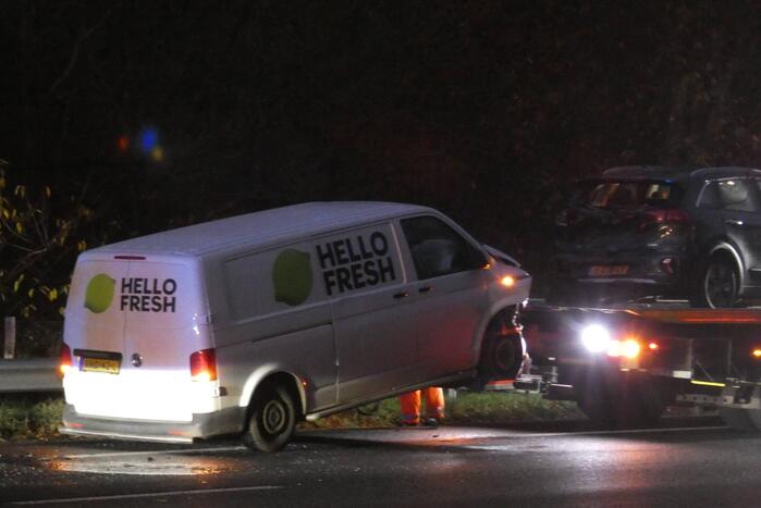 Snelweg bezaaid met brokstukken na botsing