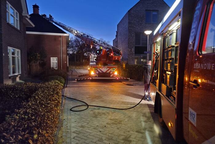 Brand in schoorsteen van woning