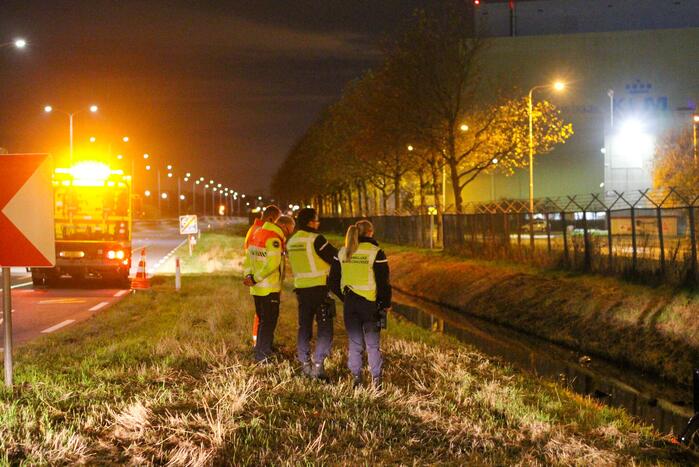 Auto belandt in het water