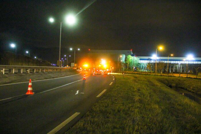 Auto belandt in het water