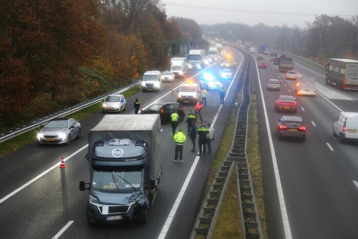 Meerdere voertuigen botsen op snelweg