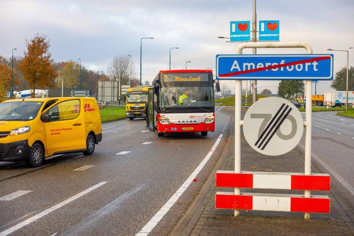 Lijnbus en DHL-bestelbus botsen met elkaar
