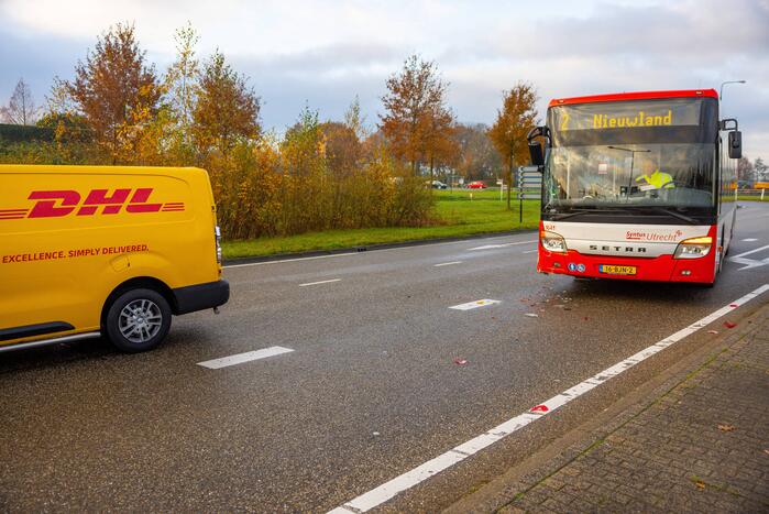 Lijnbus en DHL-bestelbus botsen met elkaar