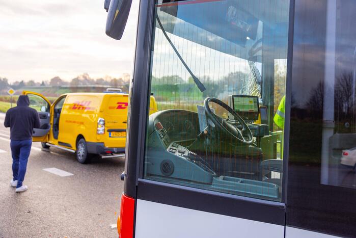Lijnbus en DHL-bestelbus botsen met elkaar