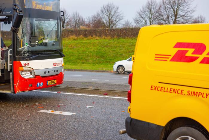 Lijnbus en DHL-bestelbus botsen met elkaar