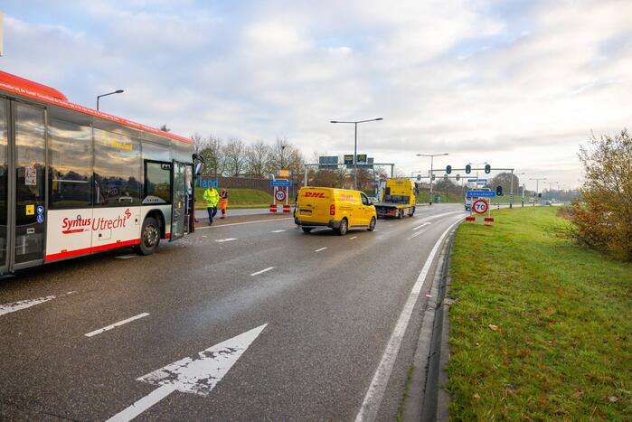 Lijnbus en DHL-bestelbus botsen met elkaar