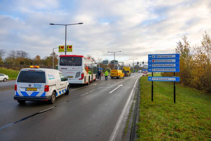 Lijnbus en DHL-bestelbus botsen met elkaar