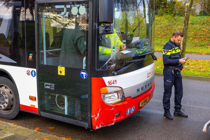 Lijnbus en DHL-bestelbus botsen met elkaar