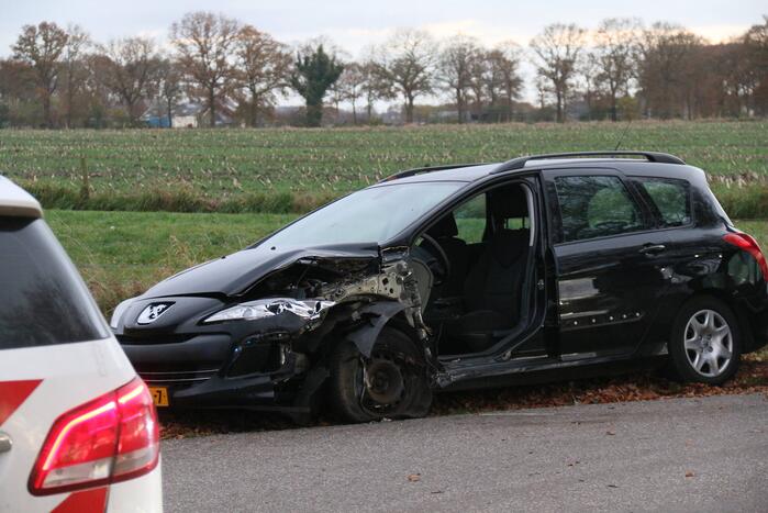 Schade aan personenauto door botsing met bestelbus