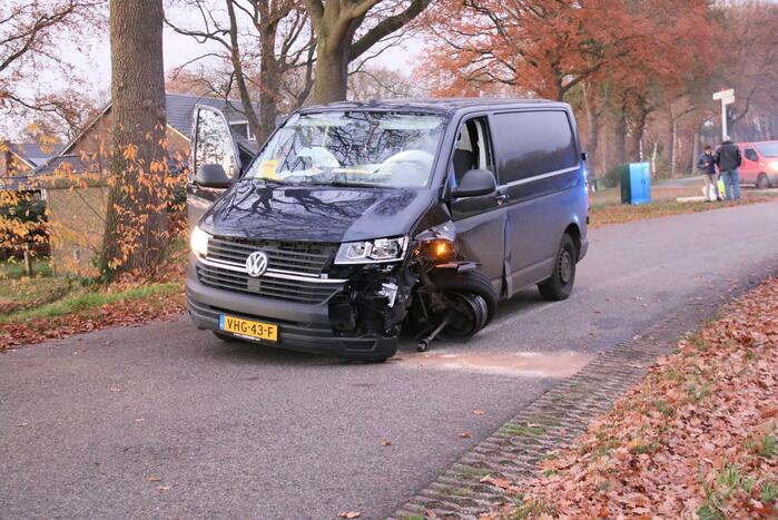 Schade aan personenauto door botsing met bestelbus