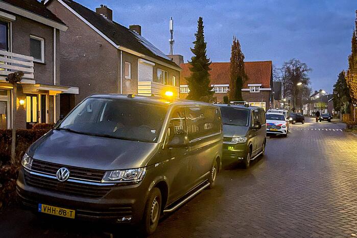 Recherche doet onderzoek in woning