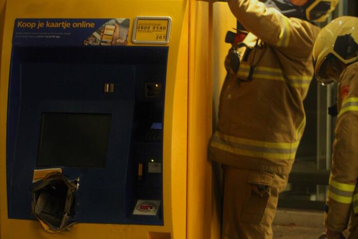 Brandweer breekt ticketautomaat open door brand