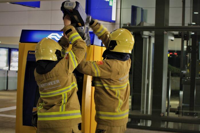 Brandweer breekt ticketautomaat open door brand