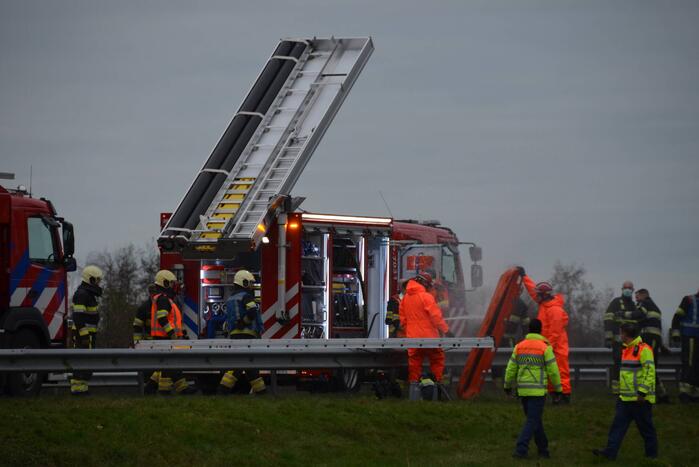 Auto belandt over de kop in de sloot
