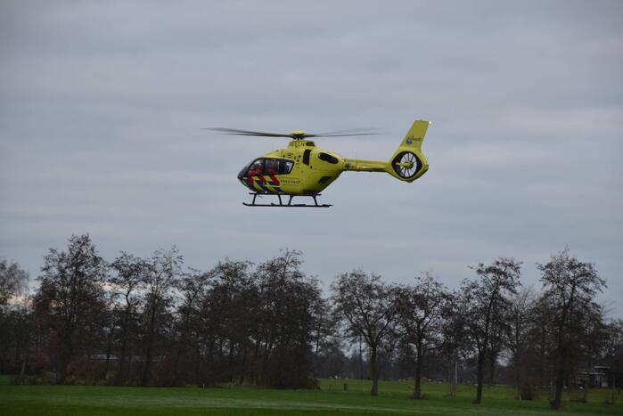 Auto belandt over de kop in de sloot