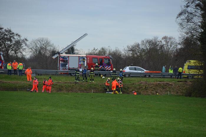 Auto belandt over de kop in de sloot