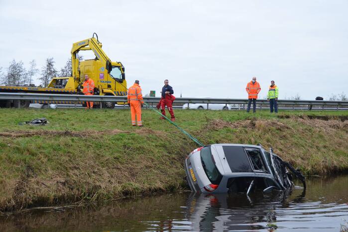 Auto belandt over de kop in de sloot