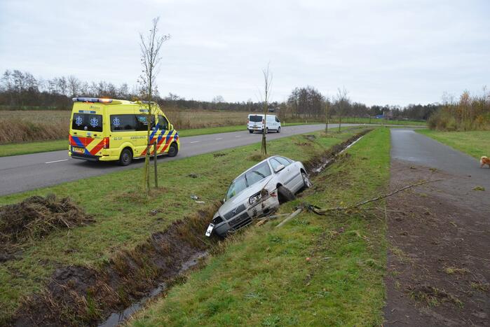 Automobilist raakt van de weg en belandt in sloot