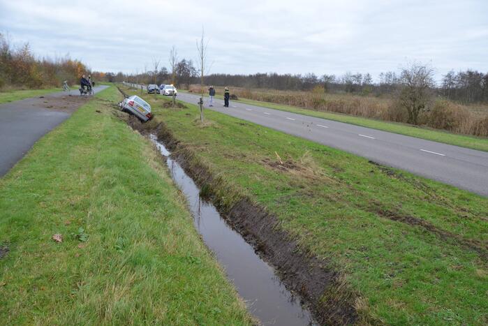 Automobilist raakt van de weg en belandt in sloot