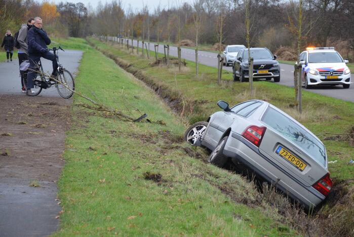 Automobilist raakt van de weg en belandt in sloot