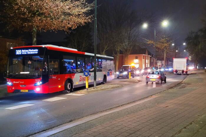 Lijnbus rijdt op bestelbus
