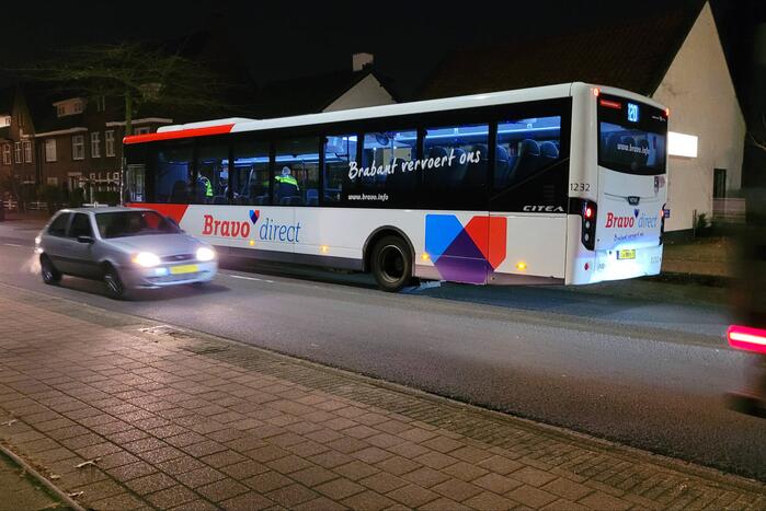 Lijnbus rijdt op bestelbus