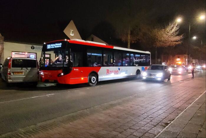 Lijnbus rijdt op bestelbus