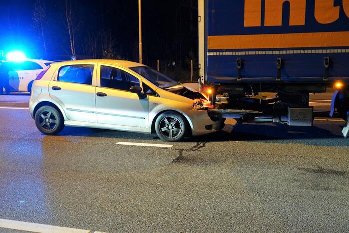 Auto klapt achterop vrachtwagen