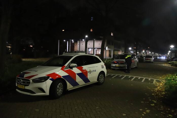 Persoon zwaargewond na val uit raam